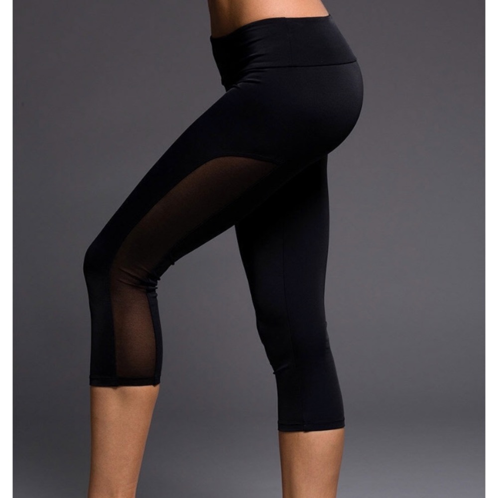 NEW • Onzie • Tuxedo Capri Legging Black M / L - Picture 2 of 3